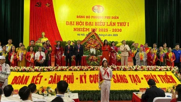 Các tầng lớp nhân dân trên địa bàn phường Phú Diễn tặng hoa chúc mừng Đại hội. (Ảnh: DIỆU THƯƠNG)
