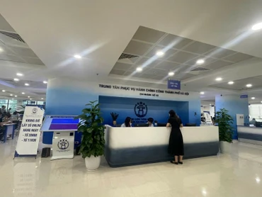 Người dân đến giải quyết thủ tục hành chính tại Trung tâm Phục vụ hành chính công thành phố Hà Nội, chi nhánh số 1. 