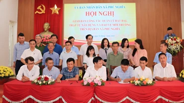 Đại diện Ủy ban nhân dân xã Phú Nghĩa và các trưởng thôn ký cam kết phối hợp trong công tác quản lý đất đai, trật tự xây dựng trên địa bàn.