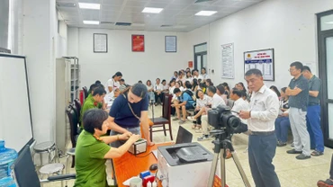 Công an phường Yên Sở đang thực hiện việc cấp đổi thẻ đảng viên điện tử cho các đảng viên trên địa bàn.