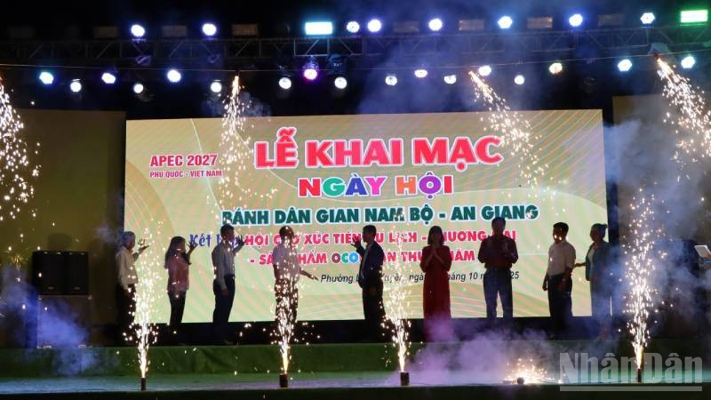 Quang cảnh khai mạc ngày hội.