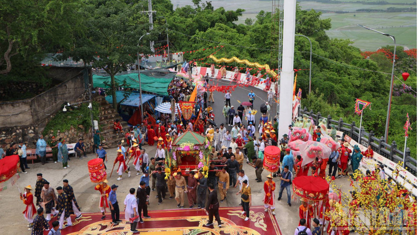 Lễ hội vía Bà Chúa Xứ núi Sam thu hút đông đảo du khách.