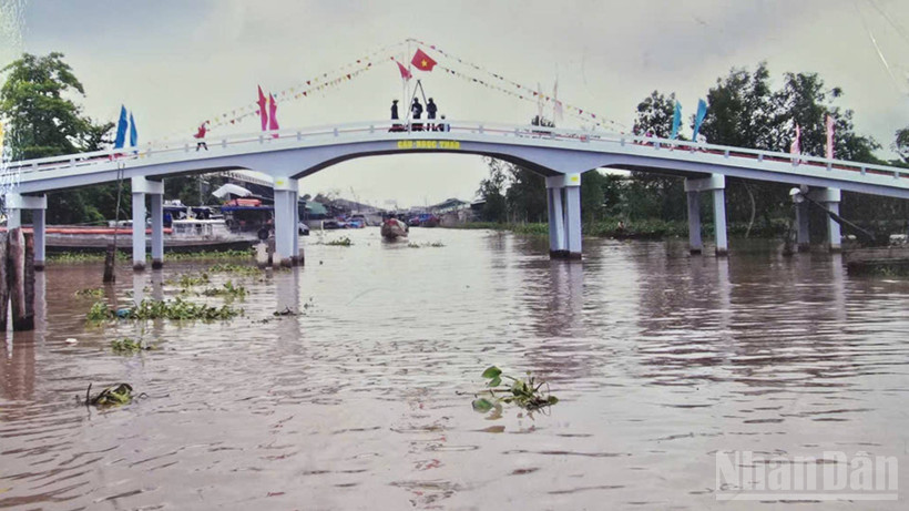 Cây cầu nối những bờ vui vùng nông thôn tỉnh An Giang.