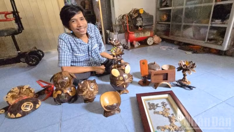 Dương Quý Nghĩa với các mặt hàng làm từ gáo dừa.