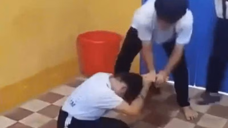 Hình ảnh nam sinh đánh nữ sinh ở Trường trung học cơ sở Chợ Vàm xuất hiện trên mạng xã hội gây xôn xao.