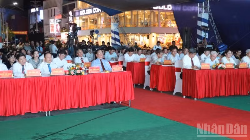 Các đại biểu và khách mời tại lễ khai mạc diễn đàn OCOP vùng Đồng bằng sông Cửu Long.