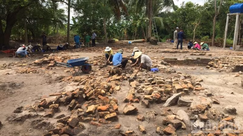 Khai quật di tích nền văn hóa Óc Eo-Ba Thê xã Óc Eo.