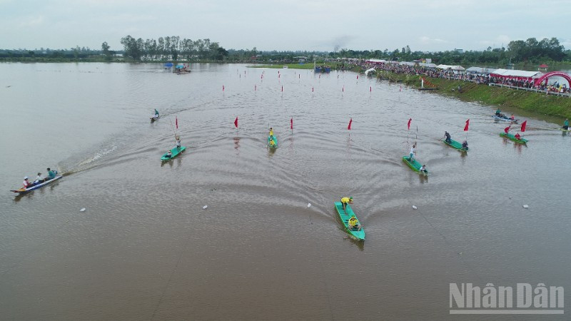 "Ngày hội mùa nước nổi tổ chức năm 2023 ở Châu Phú thu hút đông đảo người dân, du khách