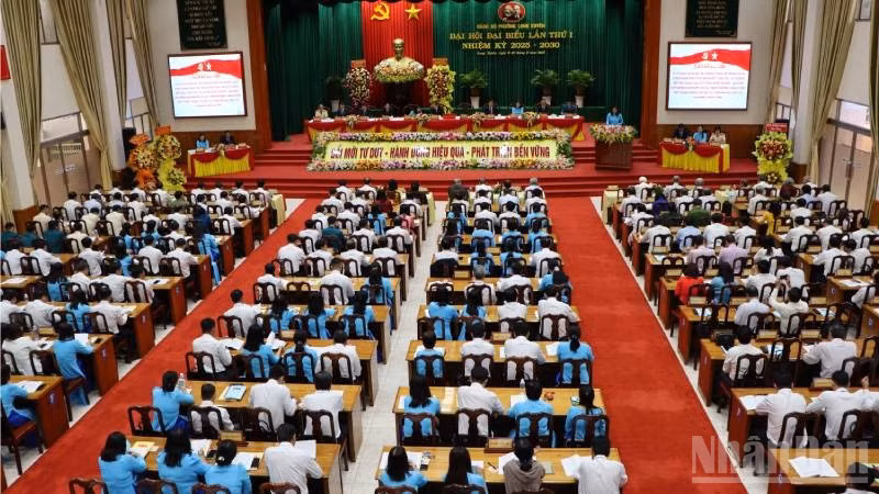 Quang cảnh đại hội Đảng bộ phường Long Xuyên.