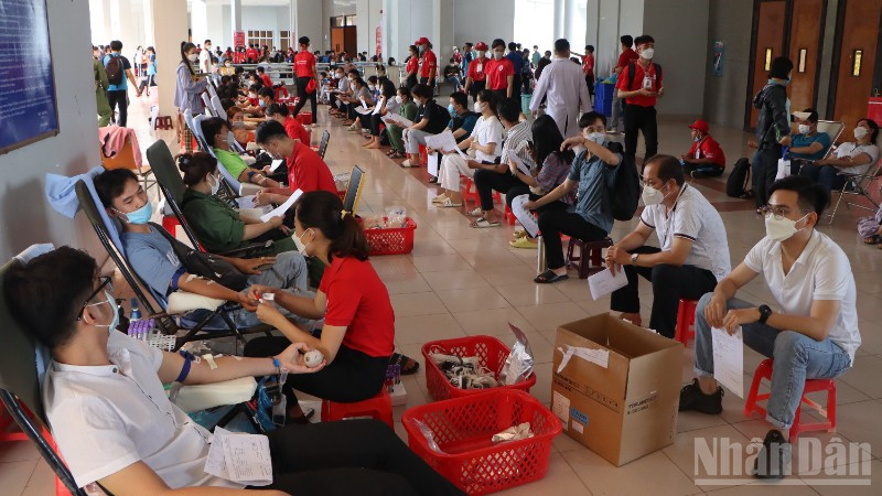 Những người tham gia hiến máu tình nguyện giúp đời.