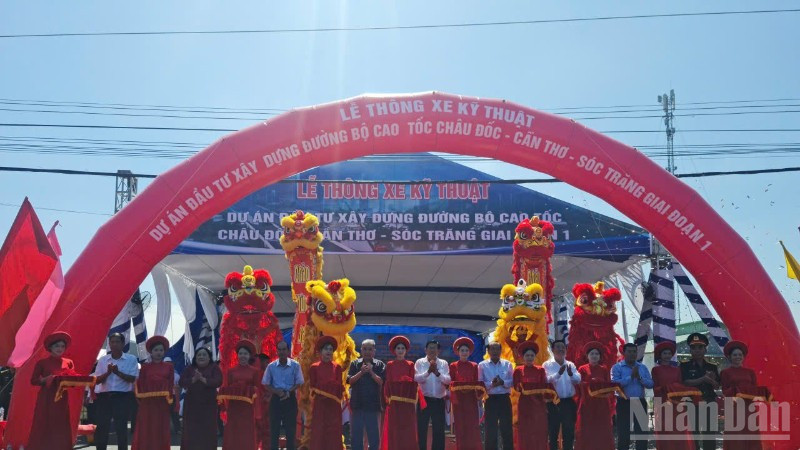 Quang cảnh cắt băng thông xe kỹ thuật.