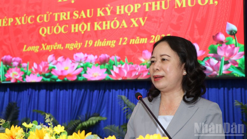 Phó Chủ tịch nước Võ Thị Ánh Xuân phát biểu tại buổi tiếp xúc cử tri phường Long Xuyên.