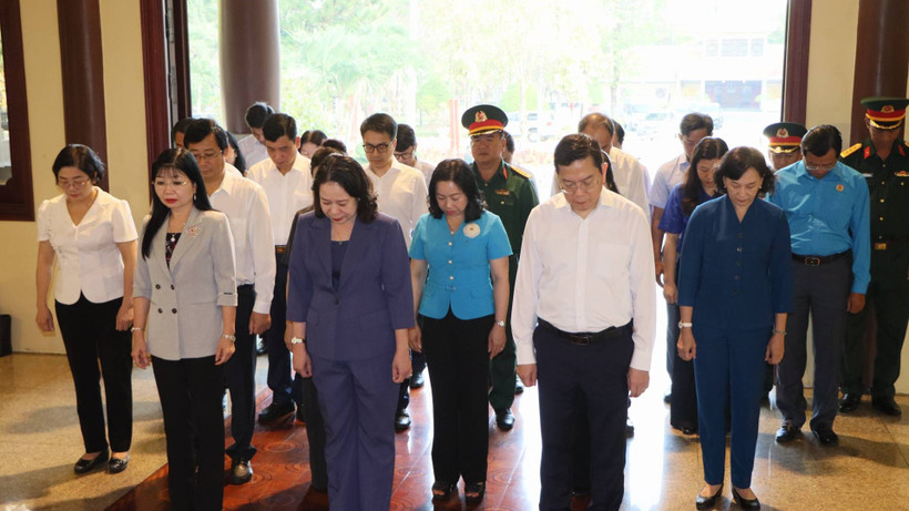 Đồng chí Võ Thị Ánh Xuân cùng Đoàn công tác tưởng nhớ Chủ tịch Tôn Đức Thắng.