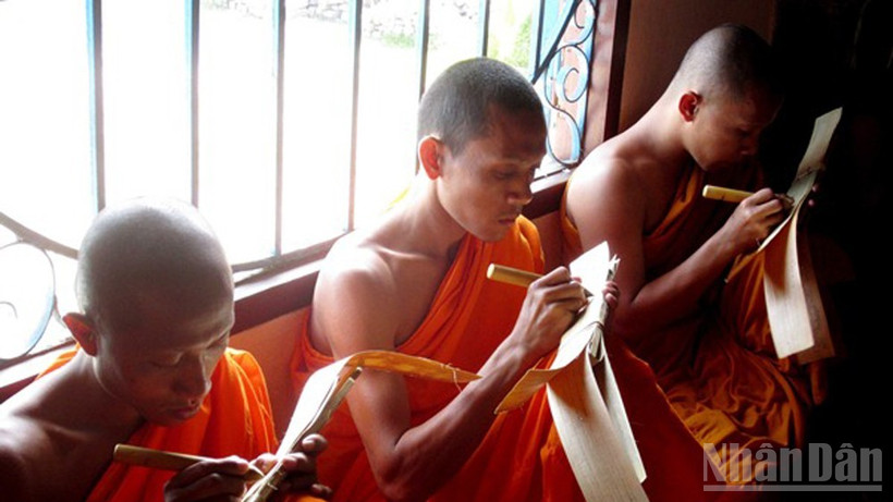 Các sư học cách viết chữ trên kinh lá buông.