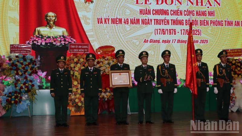 Thừa ủy quyền Chủ tịch nước, Trung tướng Nguyễn Anh Tuấn, Bí thư Đảng ủy, Chính ủy Bộ đội Biên phòng trao Huân chương Chiến công hạng Nhì tặng Bộ chỉ huy Bộ đội Biên phòng An Giang.