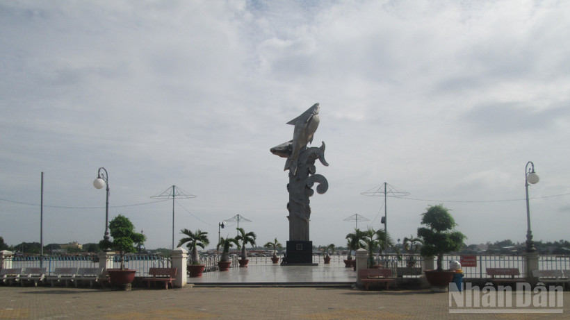 Tượng đài cá basa gần ngã ba sông Châu Đốc.
