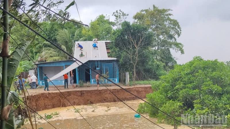 Hỗ trợ người dân trong khu vực sạt lở di dời tài sản.