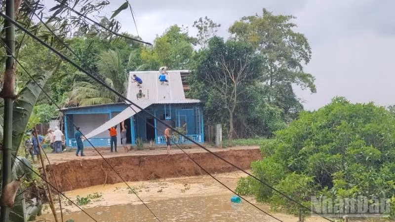 Hỗ trợ người dân trong khu vực sạt lở di dời tài sản.