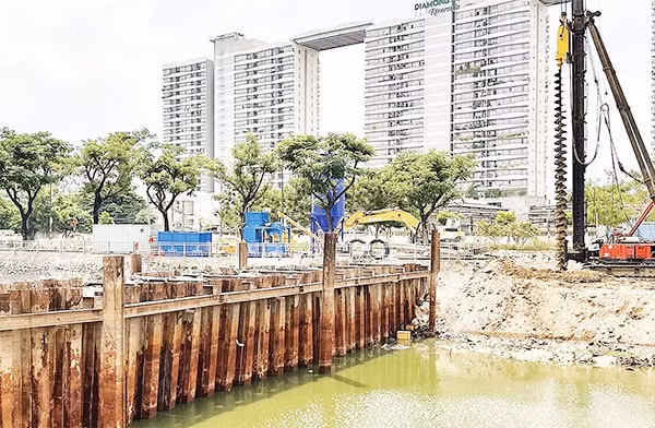 Thi công dự án khắc phục sự cố sụt lún, sạt lở đường ven kênh Tàu Hủ (phường Chánh Hưng, Thành phố Hồ Chí Minh).