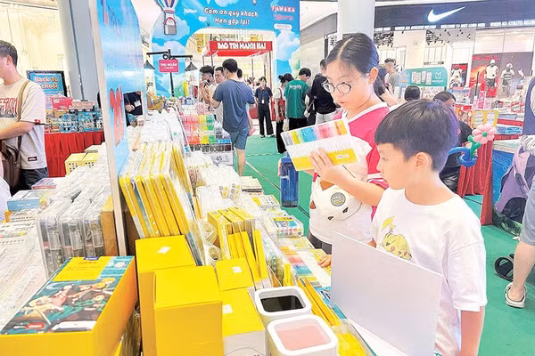 Sách vở chủ yếu được sản xuất trong nước, phù hợp với thu nhập của các gia đình.