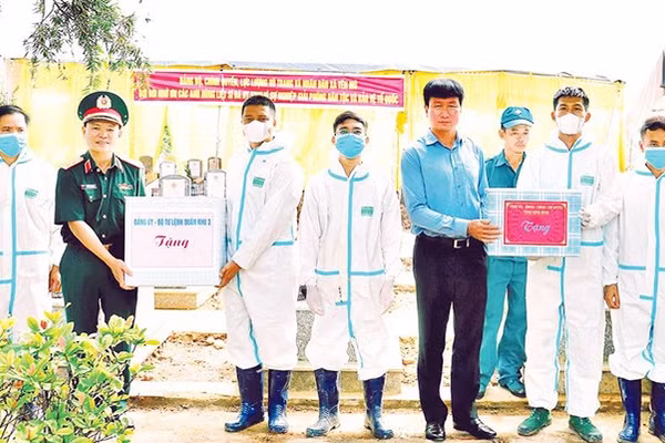 Lãnh đạo tỉnh Ninh Bình và lãnh đạo Quân khu 3 tặng quà động viên lực lượng chuyên môn thực hiện nhiệm vụ tại Nghĩa trang Liệt sĩ xã Yên Mô.