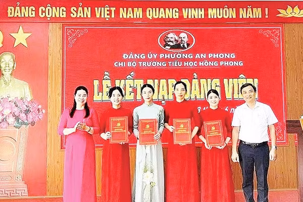 Trao quyết định kết nạp đảng viên mới tại Chi bộ Trường tiểu học Hồng Phong, phường An Phong (Hải Phòng)