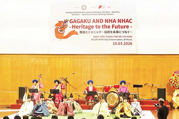 Tiết mục biểu diễn kết hợp Việt Nam-Nhật Bản. (Ảnh MẠNH HẢO)