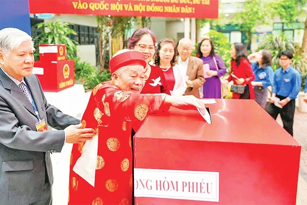 Cử tri cao tuổi bỏ phiếu bầu cử tại khu vực bỏ phiếu số 20, phường Đống Đa, thành phố Hà Nội. (Ảnh THẾ ĐẠI)