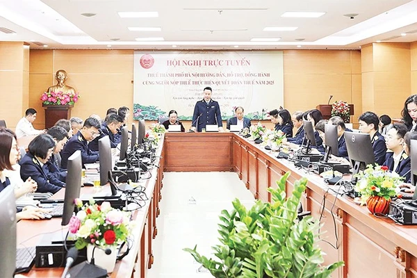 Cán bộ Thuế thành phố Hà Nội tiếp nhận và trả lời trực tuyến các câu hỏi, ý kiến người nộp thuế gửi về.