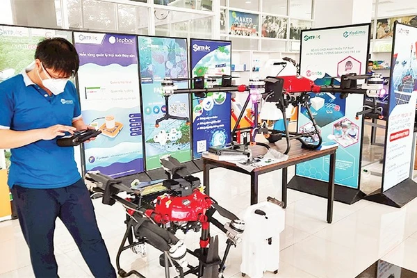 Các doanh nghiệp khoa học trưng bày sản phẩm tại Khu Công nghệ cao Thành phố Hồ Chí Minh.