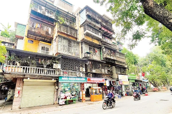 Nhiều chung cư cũ ở Hà Nội sau hàng chục năm sử dụng đã xuống cấp, ảnh hưởng mỹ quan đô thị.