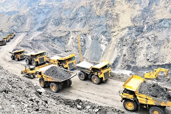 Lao động sản xuất trên khai trường Công ty cổ phần Than Hà Tu.