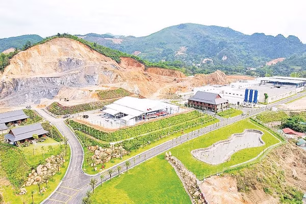 Được sự hỗ trợ của chính quyền địa phương, Nhà máy nước sạch Hòa Bình-Xuân Mai, phường Kỳ Sơn mới đi vào hoạt động đã tạo điều kiện thuận lợi để phát triển kinh tế-xã hội trong vùng.