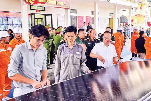 Chuẩn bị lắp đặt hệ thống điện mặt trời cho hơn 90 hộ dân tại khu vực chưa thể đầu tư lưới điện quốc gia của xã Tủa Sín Chải.
