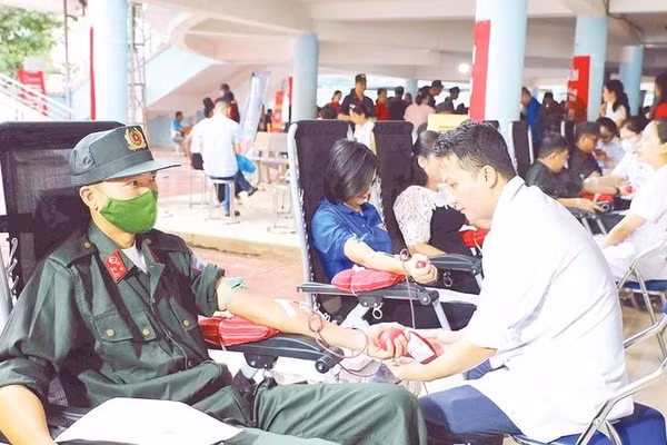 Chiến sĩ Trung đoàn Cảnh sát Cơ động Tây Bắc tình nguyện hiến máu trong Chương trình Hành trình đỏ 2026 được tổ chức tại tỉnh Điện Biên (Ảnh LÊ LAN)