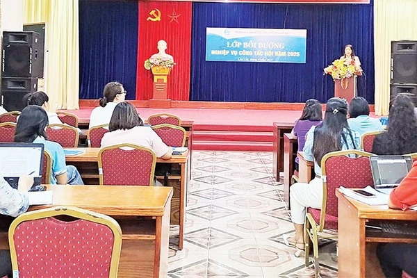 Các học viên tham gia tập huấn. (Ảnh THU HẠNH)