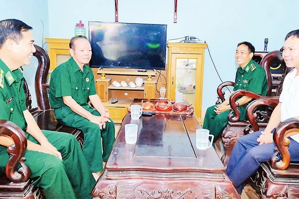 Đảng viên Đồn Biên phòng Thanh Hòa xuống địa bàn nắm tình hình ở hộ gia đình mình phụ trách.