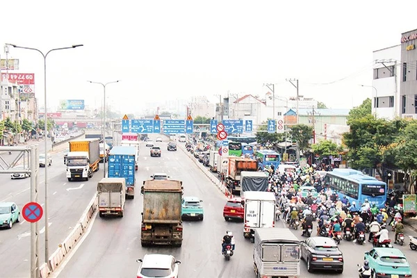 Quốc lộ 22 là trục giao thông huyết mạch nối Thành phố Hồ Chí Minh với Tây Ninh, được Thành phố Hồ Chí Minh đầu tư mở rộng theo phương thức đối tác công-tư với kinh phí đầu tư 10.400 tỷ đồng. (Ảnh VÕ LÊ)