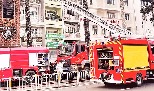 Hiện trường vụ cháy cơ sở kinh doanh trên đường Trần Hưng Đạo làm bốn người chết.