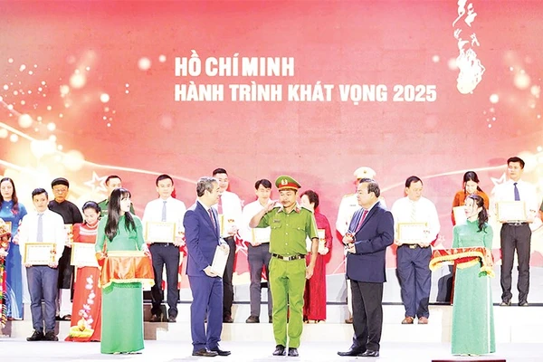 Lãnh đạo Ban Tuyên giáo và Dân vận Trung ương tuyên dương gương điển hình tiêu biểu trong học tập và làm theo tư tưởng, đạo đức, phong cách Hồ Chí Minh khu vực phía nam.