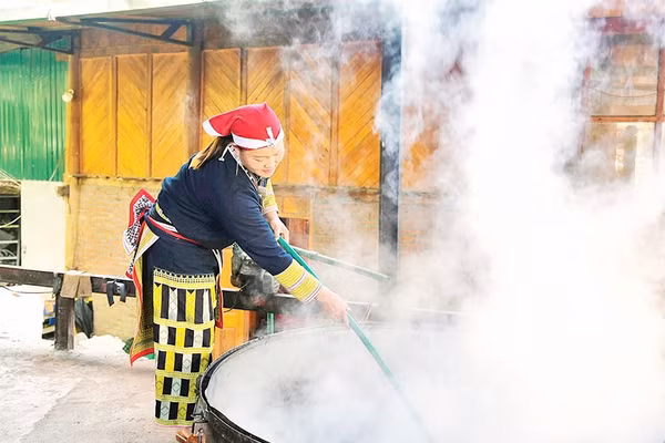 Mô hình tắm lá thuốc của người Dao xã Tả Phìn mang lại thu nhập ổn định cho chị em phụ nữ.