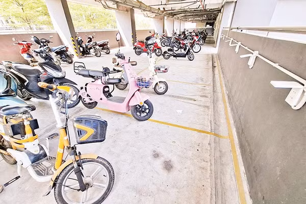 Chung cư TDH RieverView, phường Tam Bình bố trí khu vực sạc xe điện riêng biệt để bảo đảm an toàn phòng cháy, chữa cháy.