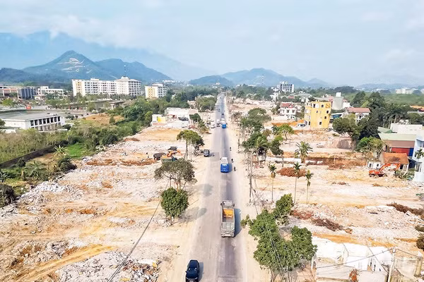 Dự án đường cao tốc Đại lộ Thăng Long (đoạn từ Quốc lộ 21 đến cao tốc Hà Nội- Hòa Bình) đang được đẩy nhanh tiến độ sau khi có mặt bằng (Ảnh DUY KHÁNH)