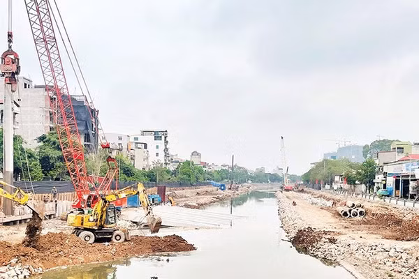 Dự án cải tạo tuyến hạ lưu sông Kim Ngưu nối sông Tô Lịch với trạm bơm Yên Sở đang được các đơn vị khẩn trương thi công.