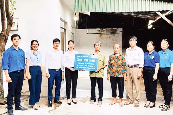 Đoàn Thanh niên xã Quảng Bị trao tặng công trình “Ngôi nhà 1.000 đồng”cho gia đình ông Nguyễn Hữu Thanh.