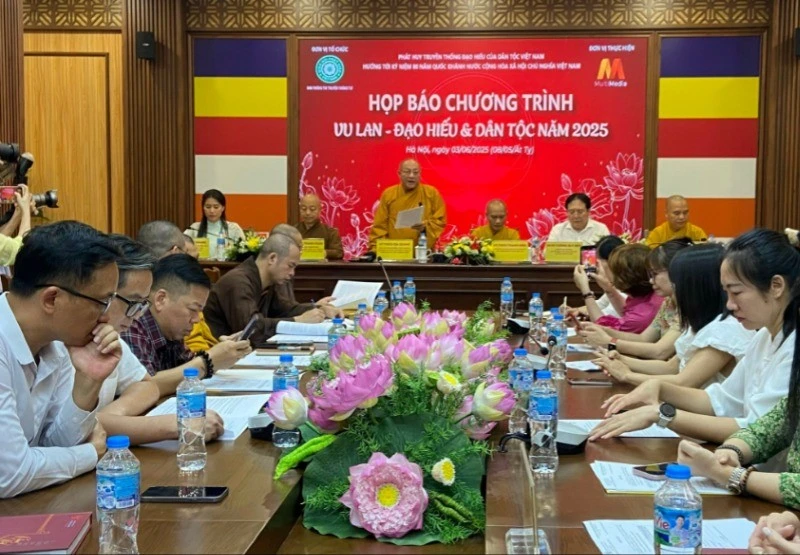 Ban tổ chức thông tin về Chương trình "Vu lan-đạo hiếu & dân tộc năm 2025. (Ảnh: HUY LÊ)