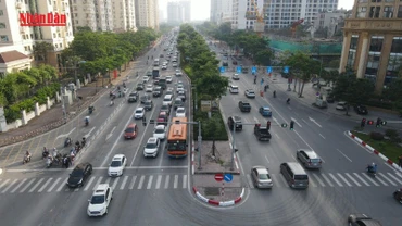[Video] Hà Nội phân làn trên tuyến đường Võ Chí Công