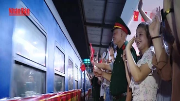 [Video] Xúc động tiễn các chiến sĩ A80 rời Thủ đô