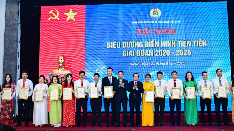 Biểu dương 168 cá nhân điển hình. (Ảnh: BẢO LONG)