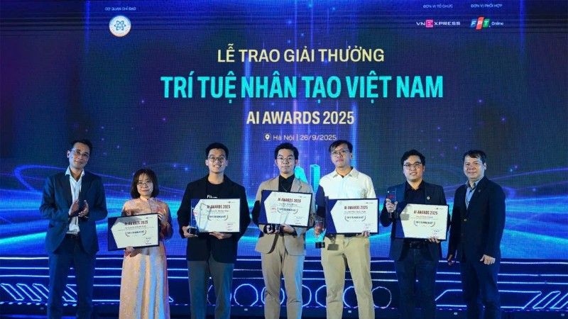 Trao giải cho Top 5 Tài năng AI Việt của AI Awards 2025. (Ảnh: TL)